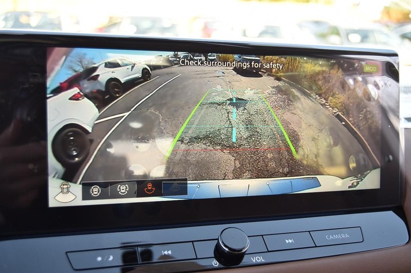 Nissan Rogue Vehicle Full-screen Gallery Image 16