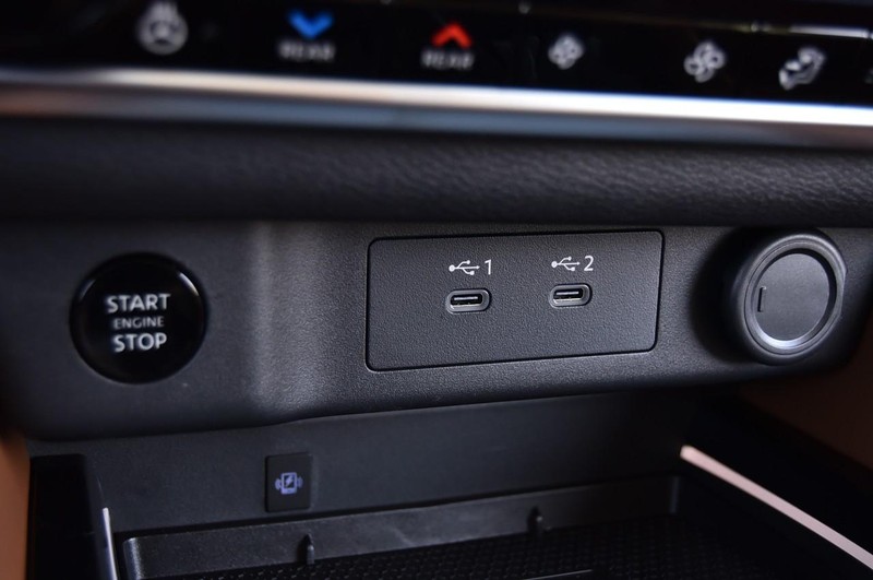 Nissan Rogue Vehicle Full-screen Gallery Image 19