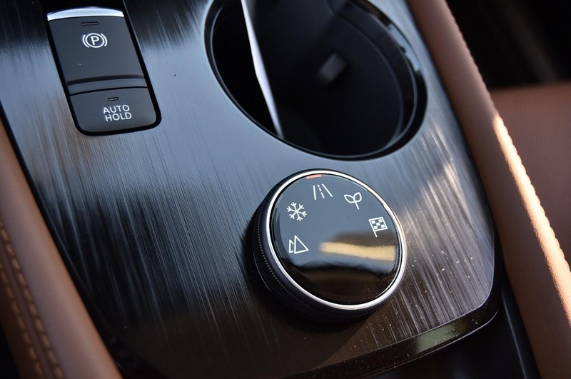 Nissan Rogue Vehicle Full-screen Gallery Image 20