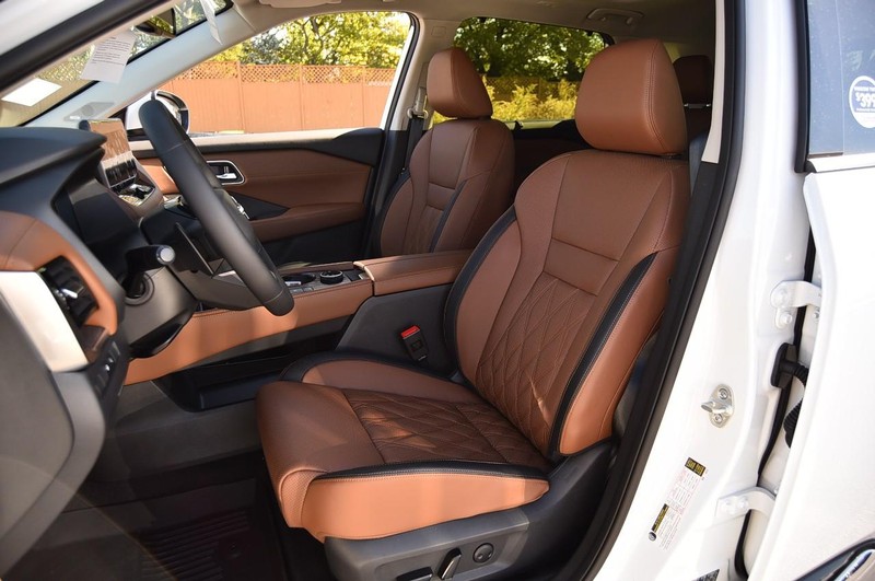 Nissan Rogue Vehicle Full-screen Gallery Image 22