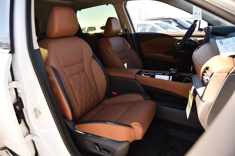 Nissan Rogue Vehicle Full-screen Gallery Image 23