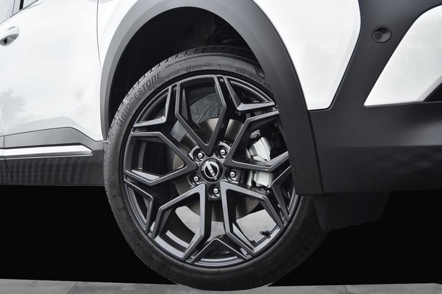 Nissan Kicks Vehicle Image 03