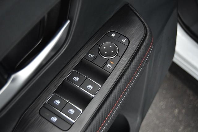 Nissan Kicks Vehicle Image 09