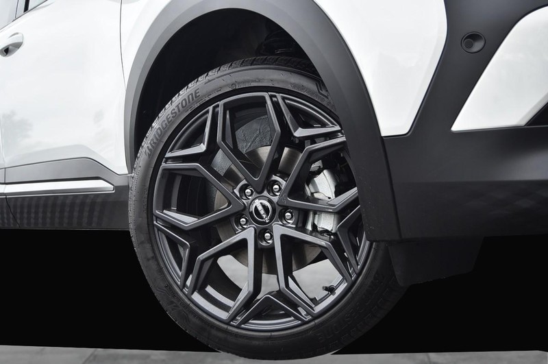 Nissan Kicks Vehicle Full-screen Gallery Image 3