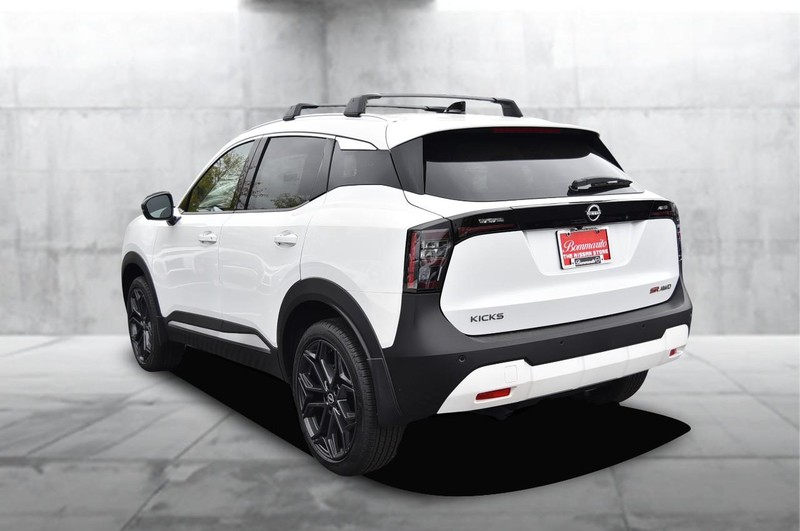 Nissan Kicks Vehicle Full-screen Gallery Image 7