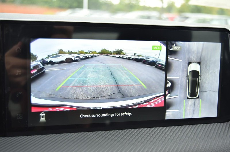 Nissan Kicks Vehicle Full-screen Gallery Image 13