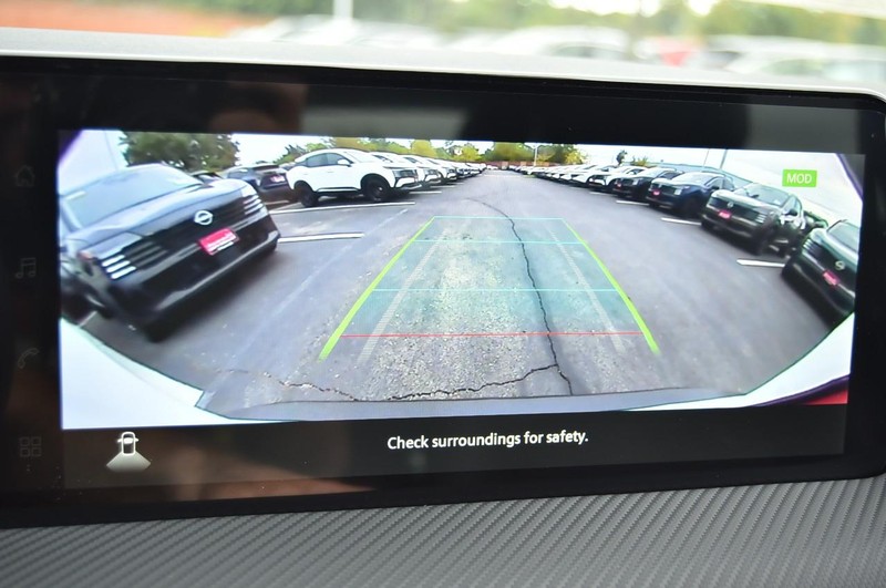 Nissan Kicks Vehicle Full-screen Gallery Image 15