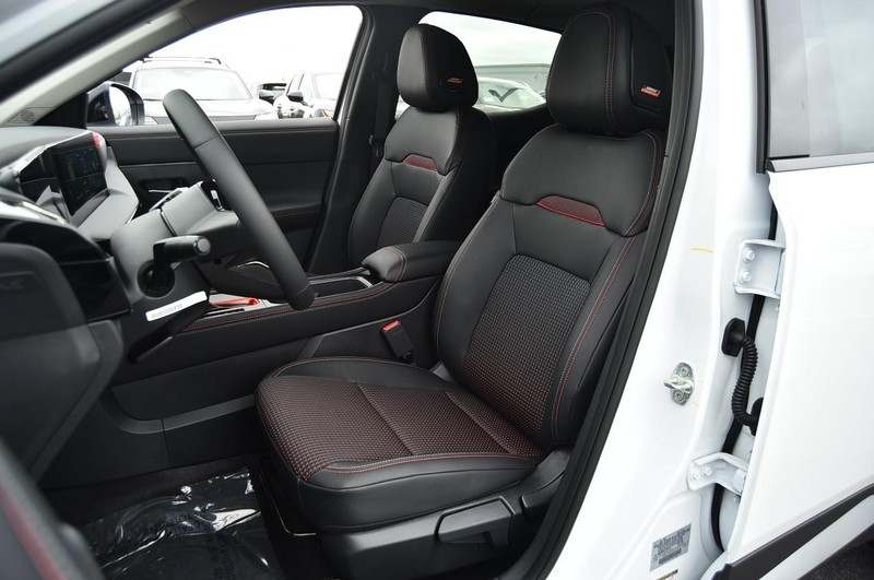 Nissan Kicks Vehicle Full-screen Gallery Image 23