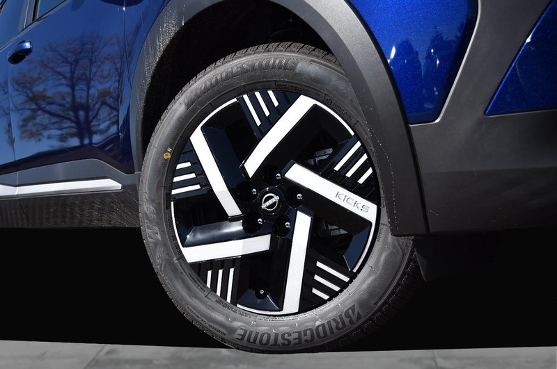 Nissan Kicks Vehicle Image 03