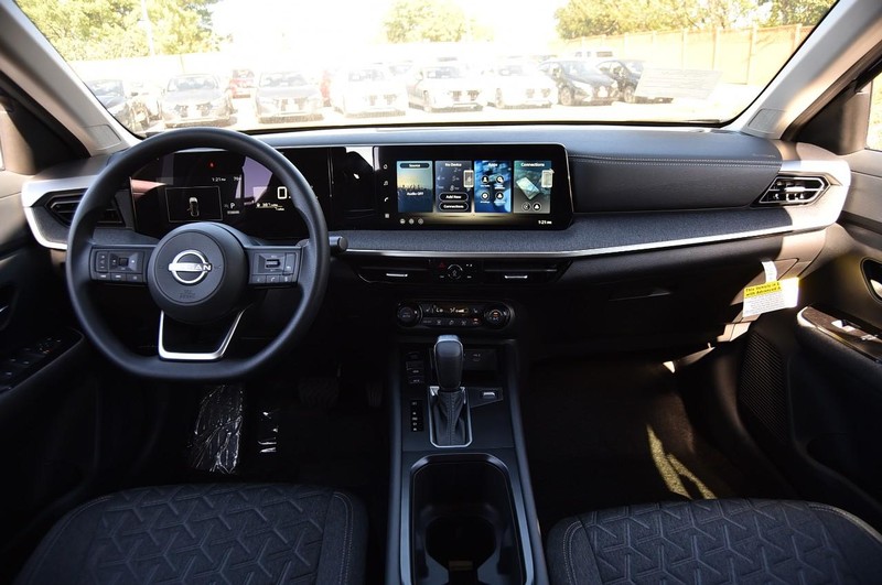 Nissan Kicks Vehicle Image 08