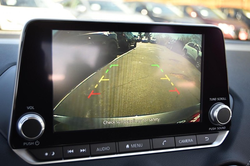 Nissan Sentra Vehicle Full-screen Gallery Image 13