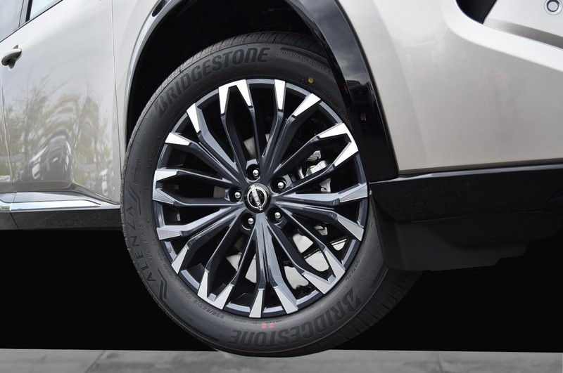 Nissan Rogue Vehicle Full-screen Gallery Image 3