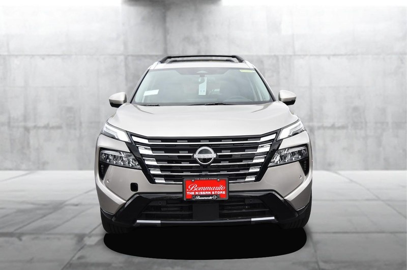 Nissan Rogue Vehicle Full-screen Gallery Image 4