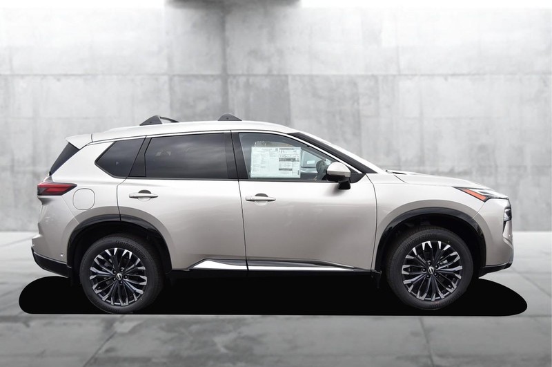 Nissan Rogue Vehicle Full-screen Gallery Image 5