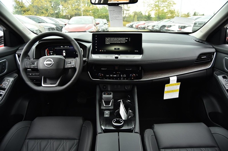 Nissan Rogue Vehicle Full-screen Gallery Image 8