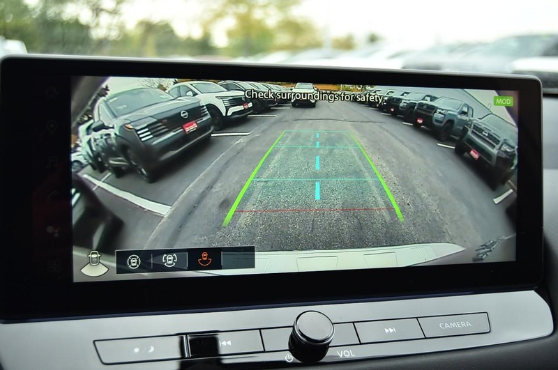 Nissan Rogue Vehicle Full-screen Gallery Image 16