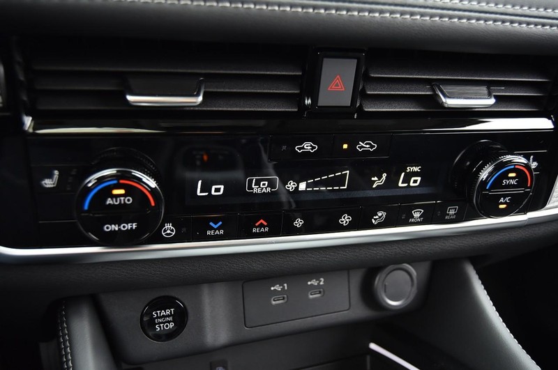 Nissan Rogue Vehicle Full-screen Gallery Image 18