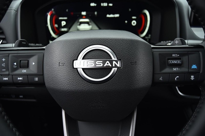 Nissan Rogue Vehicle Full-screen Gallery Image 21