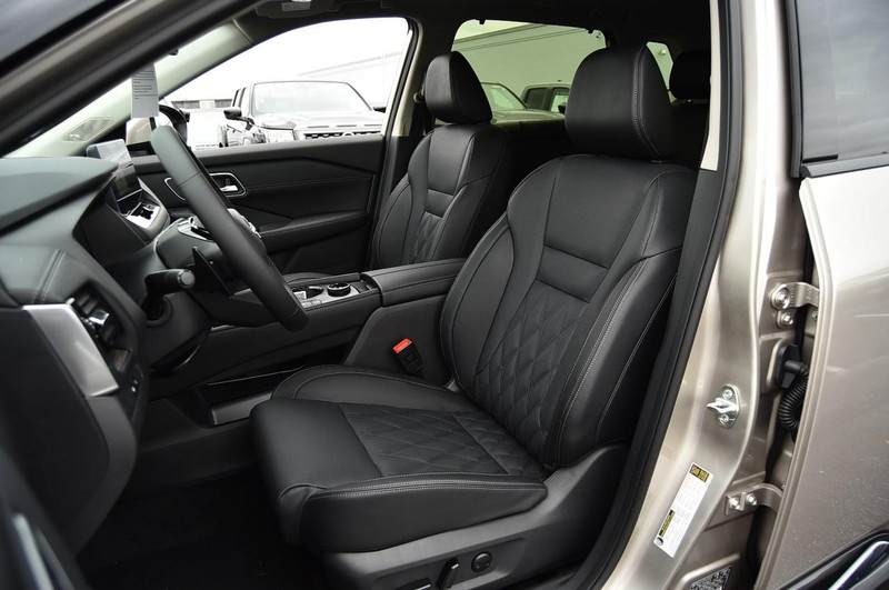 Nissan Rogue Vehicle Full-screen Gallery Image 22