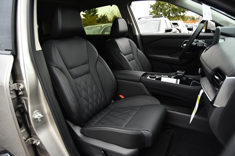 Nissan Rogue Vehicle Full-screen Gallery Image 23