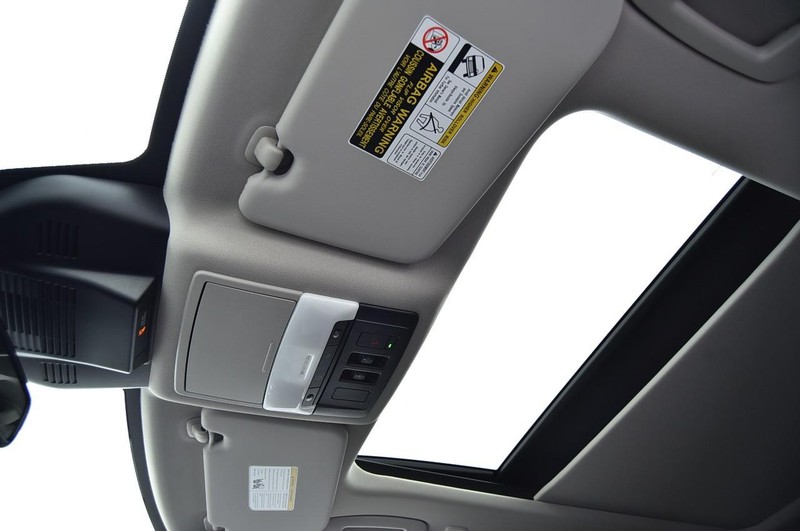 Nissan Rogue Vehicle Full-screen Gallery Image 24