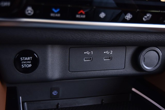 Nissan Rogue Vehicle Image 19