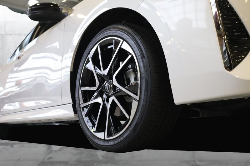 Nissan Sentra Vehicle Full-screen Gallery Image 3