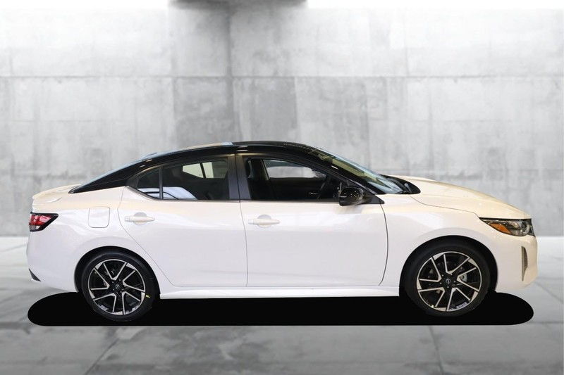 Nissan Sentra Vehicle Full-screen Gallery Image 5