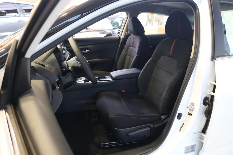 Nissan Sentra Vehicle Full-screen Gallery Image 8