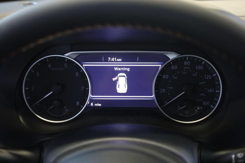 Nissan Sentra Vehicle Full-screen Gallery Image 10