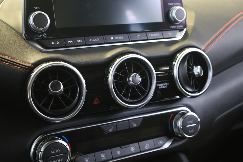 Nissan Sentra Vehicle Full-screen Gallery Image 12