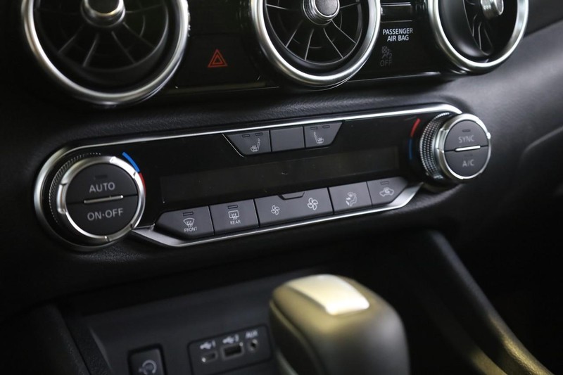 Nissan Sentra Vehicle Full-screen Gallery Image 13