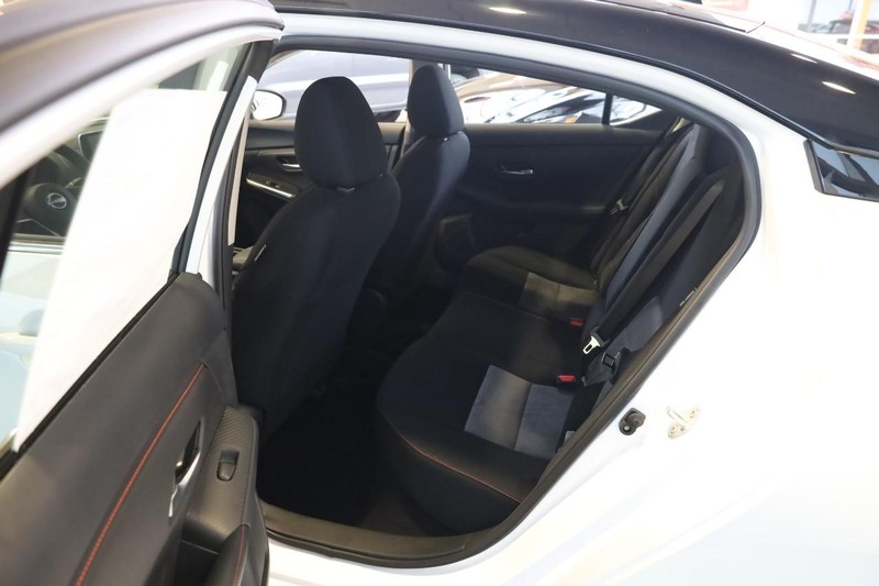 Nissan Sentra Vehicle Full-screen Gallery Image 19