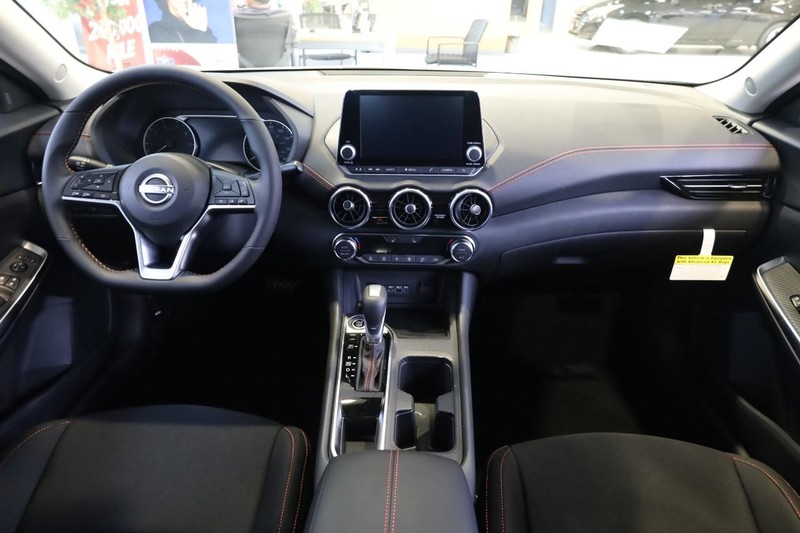 Nissan Sentra Vehicle Full-screen Gallery Image 21