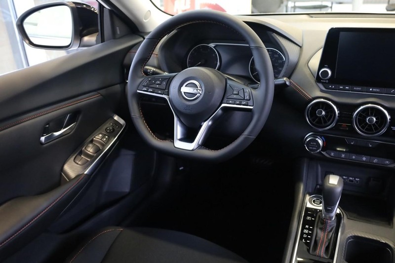 Nissan Sentra Vehicle Full-screen Gallery Image 22