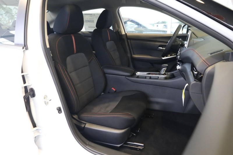 Nissan Sentra Vehicle Full-screen Gallery Image 23