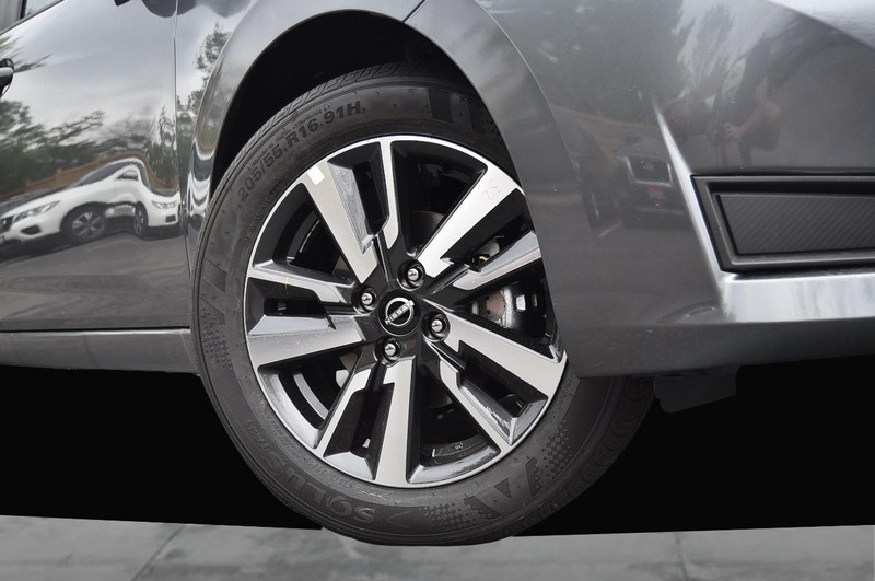 Nissan Versa Vehicle Full-screen Gallery Image 3