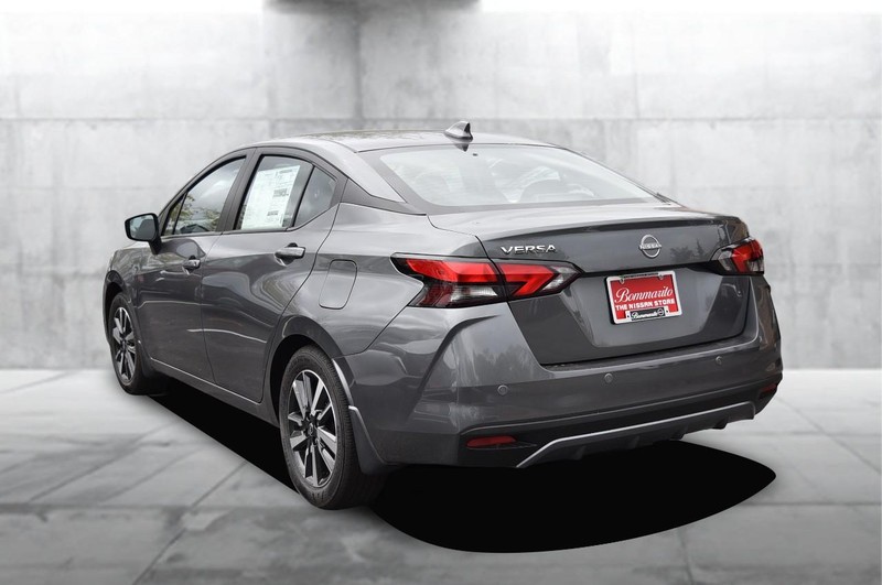 Nissan Versa Vehicle Full-screen Gallery Image 7