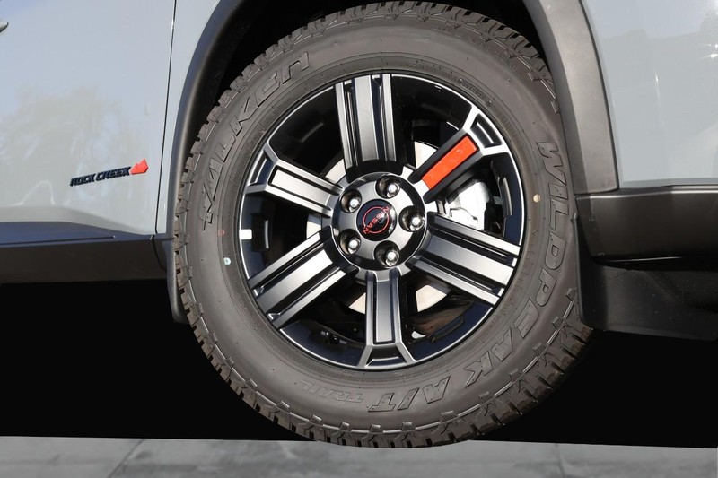 Nissan Rogue Vehicle Full-screen Gallery Image 3