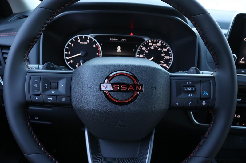 Nissan Rogue Vehicle Full-screen Gallery Image 8