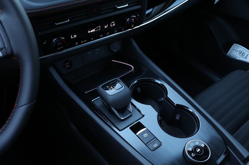 Nissan Rogue Vehicle Full-screen Gallery Image 12