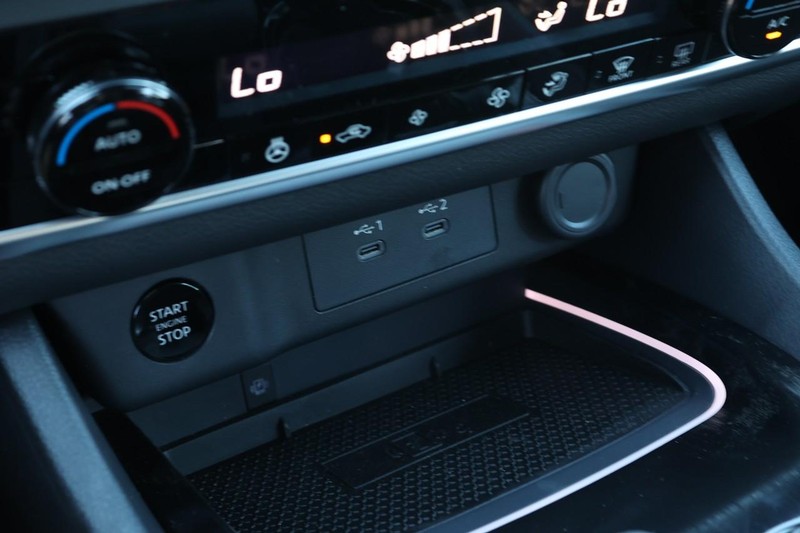 Nissan Rogue Vehicle Full-screen Gallery Image 13