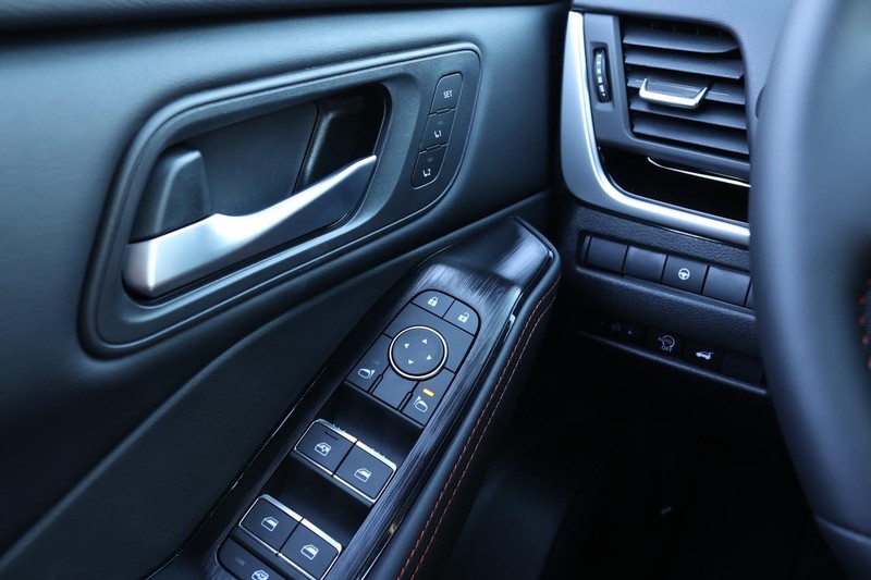 Nissan Rogue Vehicle Full-screen Gallery Image 14