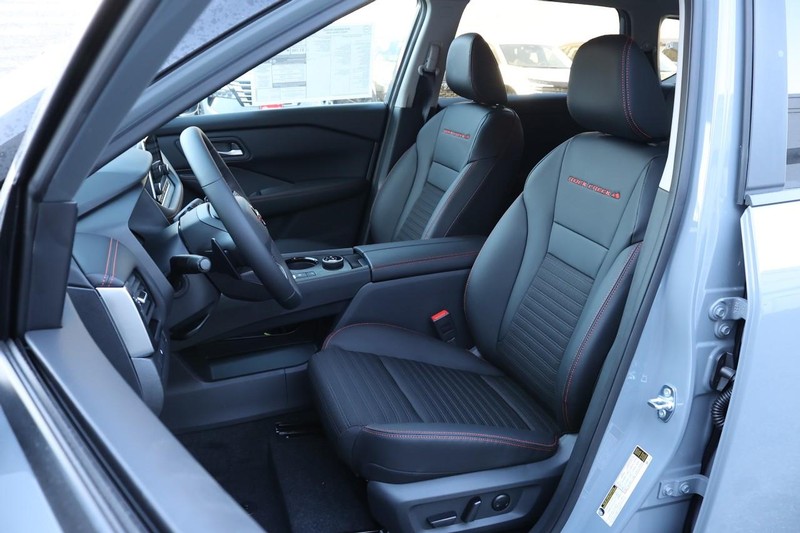 Nissan Rogue Vehicle Full-screen Gallery Image 15