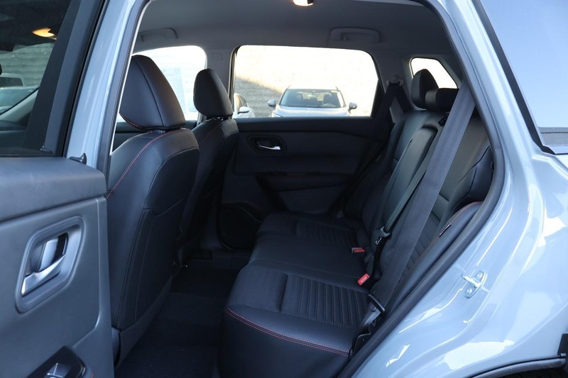 Nissan Rogue Vehicle Full-screen Gallery Image 16