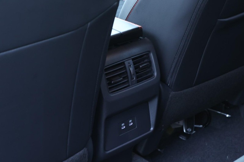 Nissan Rogue Vehicle Full-screen Gallery Image 17