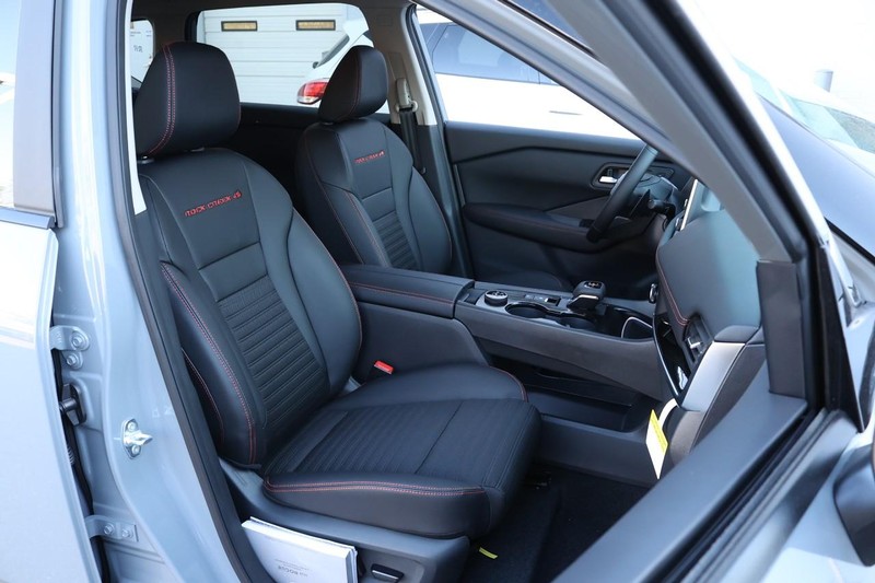 Nissan Rogue Vehicle Full-screen Gallery Image 19