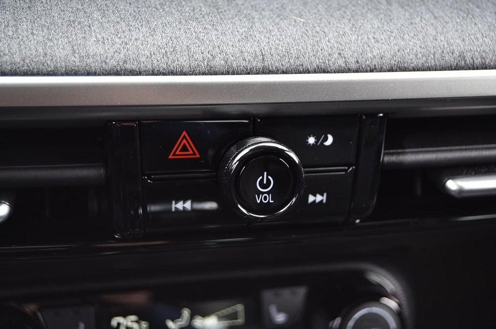 Nissan Kicks Vehicle Image 14