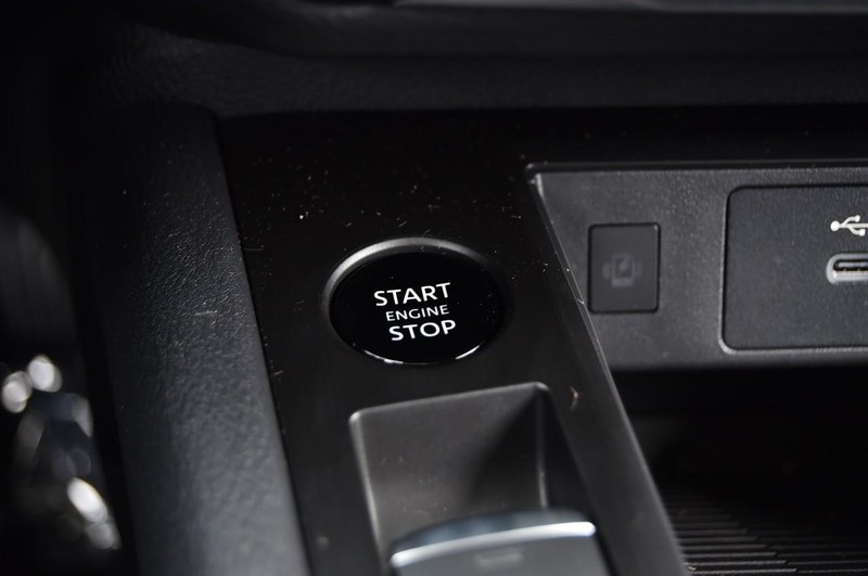 Nissan Kicks Vehicle Full-screen Gallery Image 17