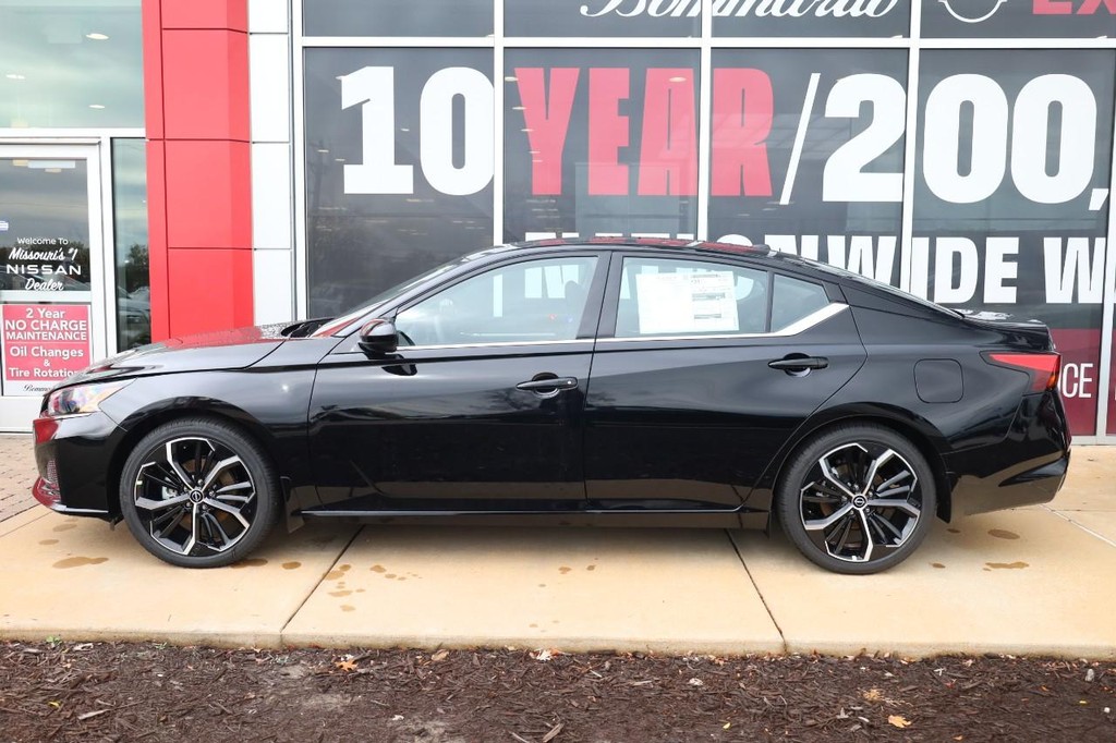 Nissan Altima Vehicle Image 05